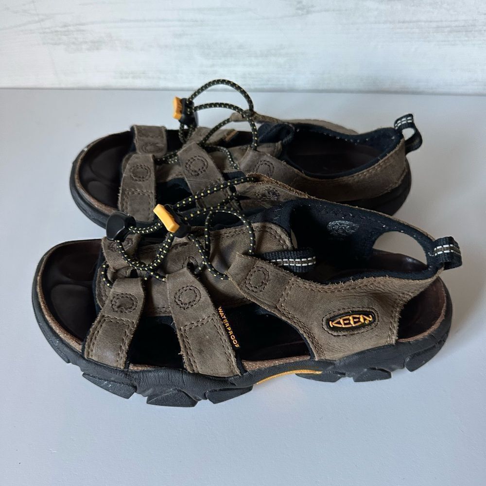 KIDS KEENS SIZE 6